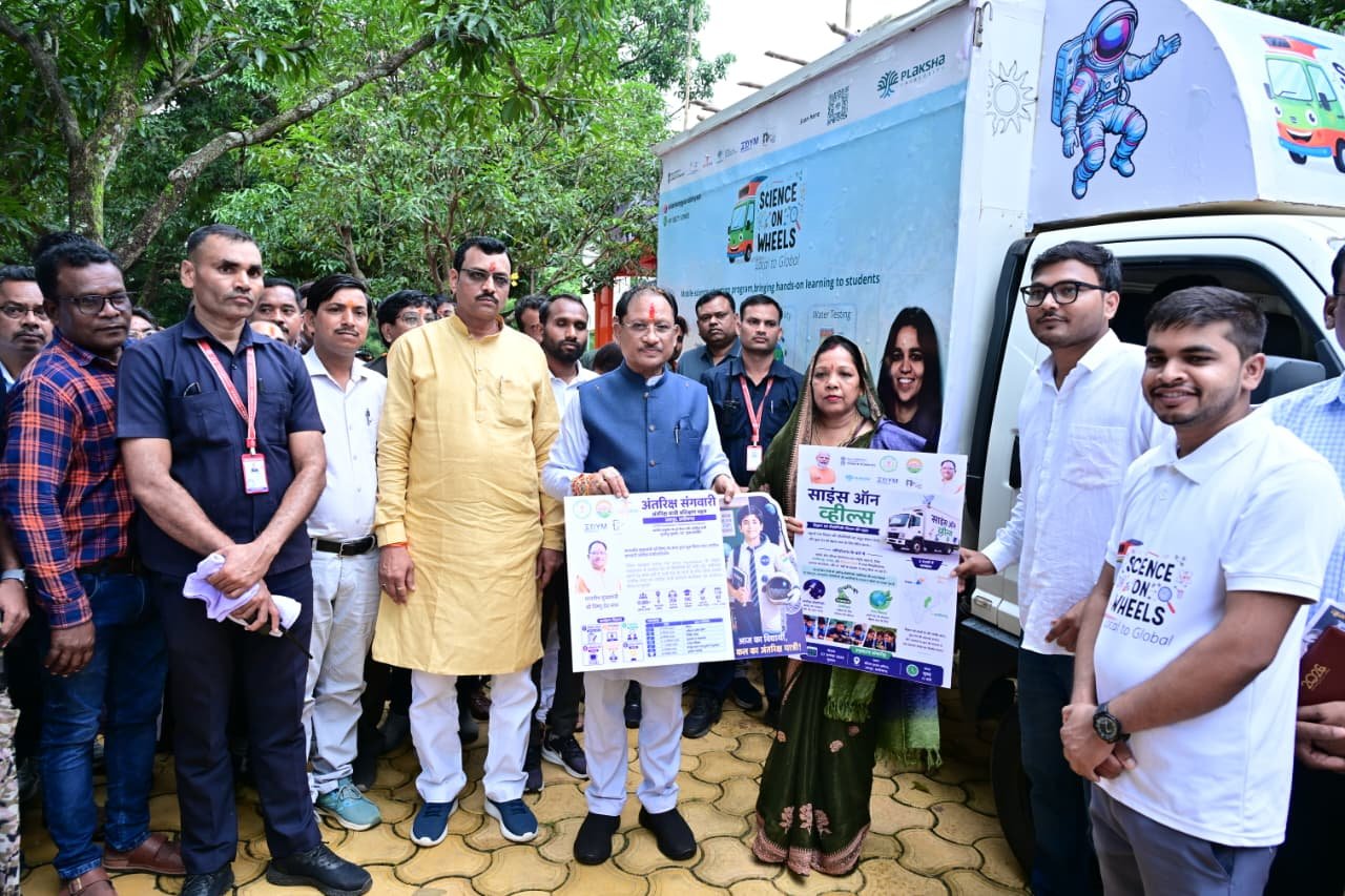 मुख्यमंत्री ने ‘साइंस ऑन व्हील्स’ को दिखाई हरी झंडी, अब स्कूलों तक पहुंचेगी प्रयोगों की चलती-फिरती विज्ञानशाला मुख्यमंत्री ने ‘साइंस ऑन व्हील्स’ को दिखाई हरी झंडी, अब स्कूलों तक पहुंचेगी प्रयोगों की चलती-फिरती विज्ञानशाला