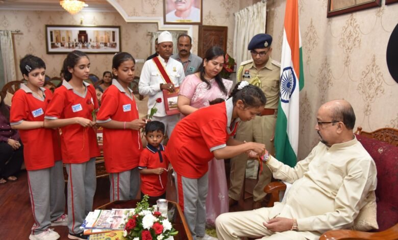 लोक भवन में गूंजा अपनत्व का संदेश, दिव्यांग बच्चों ने राज्यपाल श्री रमेन डेका को बांधा रक्षा सूत्र लोक भवन में गूंजा अपनत्व का संदेश, दिव्यांग बच्चों ने राज्यपाल श्री रमेन डेका को बांधा रक्षा सूत्र