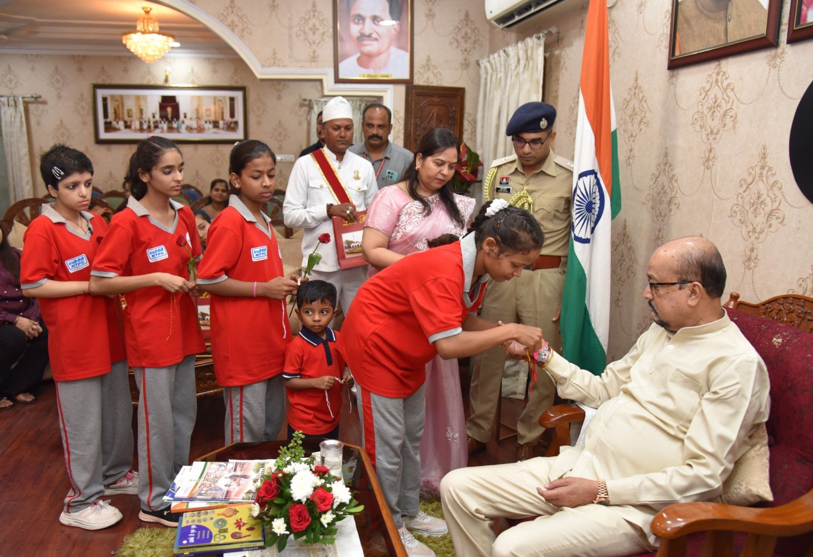 लोक भवन में गूंजा अपनत्व का संदेश, दिव्यांग बच्चों ने राज्यपाल श्री रमेन डेका को बांधा रक्षा सूत्र लोक भवन में गूंजा अपनत्व का संदेश, दिव्यांग बच्चों ने राज्यपाल श्री रमेन डेका को बांधा रक्षा सूत्र