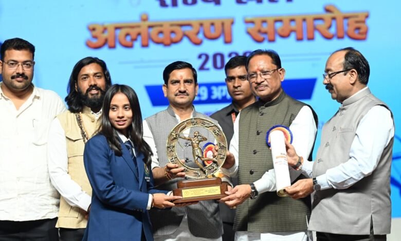 मुख्यमंत्री श्री विष्णु देव साय ने खेलों पर आधारित फोटो प्रदर्शनी और कॉफी टेबल बुक ‘हमारे खिलाड़ी’ का किया विमोचन मुख्यमंत्री श्री विष्णु देव साय ने खेलों पर आधारित फोटो प्रदर्शनी और कॉफी टेबल बुक ‘हमारे खिलाड़ी’ का किया विमोचन