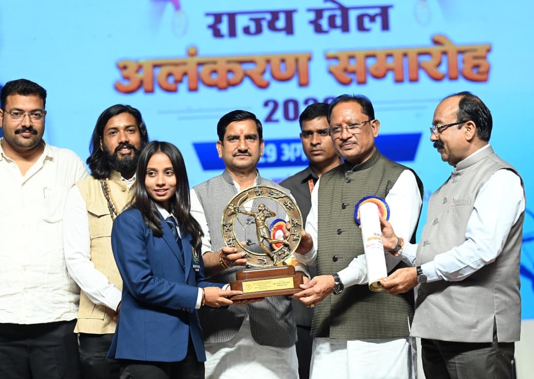मुख्यमंत्री श्री विष्णु देव साय ने खेलों पर आधारित फोटो प्रदर्शनी और कॉफी टेबल बुक ‘हमारे खिलाड़ी’ का किया विमोचन मुख्यमंत्री श्री विष्णु देव साय ने खेलों पर आधारित फोटो प्रदर्शनी और कॉफी टेबल बुक ‘हमारे खिलाड़ी’ का किया विमोचन