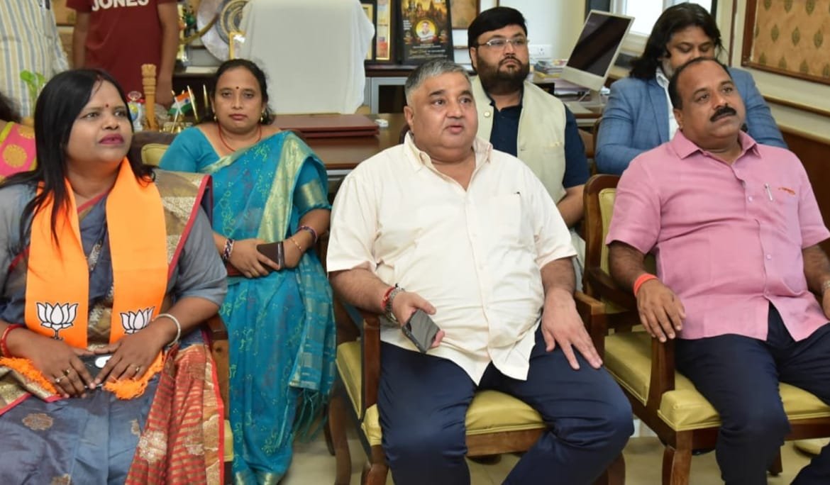 इतिहास, संस्कृति और स्वदेशी से आत्मनिर्भरता तक—‘मन की बात’ में देश की विकास यात्रा के विविध आयामों पर प्रधानमंत्री का प्रेरक संदेश इतिहास, संस्कृति और स्वदेशी से आत्मनिर्भरता तक—‘मन की बात’ में देश की विकास यात्रा के विविध आयामों पर प्रधानमंत्री का प्रेरक संदेश