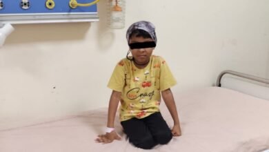 खामोशी में बीत रहा था बचपन, अब सुनाई देंगी दुनिया की आवाजें* *राष्ट्रीय बाल स्वास्थ्य कार्यक्रम की पहल से डुंडेरा की जीविका का एम्स रायपुर में सफल कॉक्लियर इम्प्लांट, डोंगरगढ़ की आरबीएसके टीम बनी उम्मीद की कड़ी* रायपुर, 03 अगस्त 2026/ अब तक जिस दुनिया को नन्हीं जीविका सिर्फ देखती थी, अब उसे वह सुन भी सकेगी। राजनांदगांव जिले के डोंगरगढ़ विकासखंड के ग्राम डुंडेरा की इस बच्ची के लिए राष्ट्रीय बाल स्वास्थ्य कार्यक्रम (चिरायु) किसी नई जिंदगी की शुरुआत बनकर आया है। जन्मजात श्रवण बाधिता के कारण जीविका सामान्य बच्चों की तरह सुन और बोल नहीं पा रही थी। परिवार के लिए यह चिंता का विषय था, लेकिन समय पर हुई स्वास्थ्य जांच और शासकीय स्वास्थ्य व्यवस्था के सहयोग ने उनकी उम्मीदों को नया जीवन दे दिया। आंगनबाड़ी केंद्र क्रमांक-1, डुंडेरा में नियमित स्वास्थ्य जांच के दौरान आरबीएसके टीम-ए, डोंगरगढ़ ने जीविका की समस्या को पहचाना। टीम ने बिना समय गंवाए आवश्यक चिकित्सकीय जांच कराई, विशेषज्ञों से परामर्श कराया और उसे एम्स रायपुर रेफर किया। यहां विशेषज्ञ चिकित्सकों ने उसका सफल कॉक्लियर इम्प्लांट किया। अब नियमित स्पीच थेरेपी और पुनर्वास के साथ जीविका धीरे-धीरे आवाजों की दुनिया से परिचित हो सकेगी और सामान्य बच्चों की तरह बोलना भी सीख पाएगी। राष्ट्रीय बाल स्वास्थ्य कार्यक्रम ऐसे ही हजारों बच्चों के जीवन में उम्मीद की नई किरण बन रहा है। कार्यक्रम के तहत जन्मजात विकार, पोषण संबंधी समस्याएं, विकास में देरी और अन्य गंभीर बीमारियों की समय रहते पहचान कर बच्चों को निःशुल्क उपचार उपलब्ध कराया जाता है। आवश्यकता पड़ने पर उन्हें उच्च स्वास्थ्य संस्थानों में रेफर कर आधुनिक चिकित्सा सुविधाएं भी उपलब्ध कराई जाती हैं। जीविका की कहानी इस बात का प्रमाण है कि यदि बीमारी की समय पर पहचान हो और उपचार सही समय पर मिले, तो कई बच्चों का भविष्य बदला जा सकता है। डोंगरगढ़ की ‘चिरायु’ टीम की सतर्कता और समन्वित प्रयासों ने एक बच्ची के जीवन में सुनहरे कल की उम्मीद जगा दी है। अब उसके घर में सिर्फ मुस्कान ही नहीं, बल्कि आवाजों की नई दुनिया भी दस्तक दे रही है। खामोशी में बीत रहा था बचपन, अब सुनाई देंगी दुनिया की आवाजें* *राष्ट्रीय बाल स्वास्थ्य कार्यक्रम की पहल से डुंडेरा की जीविका का एम्स रायपुर में सफल कॉक्लियर इम्प्लांट, डोंगरगढ़ की आरबीएसके टीम बनी उम्मीद की कड़ी* रायपुर, 03 अगस्त 2026/ अब तक जिस दुनिया को नन्हीं जीविका सिर्फ देखती थी, अब उसे वह सुन भी सकेगी। राजनांदगांव जिले के डोंगरगढ़ विकासखंड के ग्राम डुंडेरा की इस बच्ची के लिए राष्ट्रीय बाल स्वास्थ्य कार्यक्रम (चिरायु) किसी नई जिंदगी की शुरुआत बनकर आया है। जन्मजात श्रवण बाधिता के कारण जीविका सामान्य बच्चों की तरह सुन और बोल नहीं पा रही थी। परिवार के लिए यह चिंता का विषय था, लेकिन समय पर हुई स्वास्थ्य जांच और शासकीय स्वास्थ्य व्यवस्था के सहयोग ने उनकी उम्मीदों को नया जीवन दे दिया। आंगनबाड़ी केंद्र क्रमांक-1, डुंडेरा में नियमित स्वास्थ्य जांच के दौरान आरबीएसके टीम-ए, डोंगरगढ़ ने जीविका की समस्या को पहचाना। टीम ने बिना समय गंवाए आवश्यक चिकित्सकीय जांच कराई, विशेषज्ञों से परामर्श कराया और उसे एम्स रायपुर रेफर किया। यहां विशेषज्ञ चिकित्सकों ने उसका सफल कॉक्लियर इम्प्लांट किया। अब नियमित स्पीच थेरेपी और पुनर्वास के साथ जीविका धीरे-धीरे आवाजों की दुनिया से परिचित हो सकेगी और सामान्य बच्चों की तरह बोलना भी सीख पाएगी। राष्ट्रीय बाल स्वास्थ्य कार्यक्रम ऐसे ही हजारों बच्चों के जीवन में उम्मीद की नई किरण बन रहा है। कार्यक्रम के तहत जन्मजात विकार, पोषण संबंधी समस्याएं, विकास में देरी और अन्य गंभीर बीमारियों की समय रहते पहचान कर बच्चों को निःशुल्क उपचार उपलब्ध कराया जाता है। आवश्यकता पड़ने पर उन्हें उच्च स्वास्थ्य संस्थानों में रेफर कर आधुनिक चिकित्सा सुविधाएं भी उपलब्ध कराई जाती हैं। जीविका की कहानी इस बात का प्रमाण है कि यदि बीमारी की समय पर पहचान हो और उपचार सही समय पर मिले, तो कई बच्चों का भविष्य बदला जा सकता है। डोंगरगढ़ की ‘चिरायु’ टीम की सतर्कता और समन्वित प्रयासों ने एक बच्ची के जीवन में सुनहरे कल की उम्मीद जगा दी है। अब उसके घर में सिर्फ मुस्कान ही नहीं, बल्कि आवाजों की नई दुनिया भी दस्तक दे रही है।