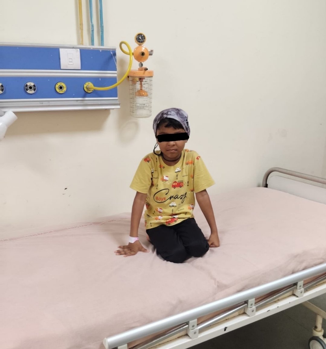 खामोशी में बीत रहा था बचपन, अब सुनाई देंगी दुनिया की आवाजें* *राष्ट्रीय बाल स्वास्थ्य कार्यक्रम की पहल से डुंडेरा की जीविका का एम्स रायपुर में सफल कॉक्लियर इम्प्लांट, डोंगरगढ़ की आरबीएसके टीम बनी उम्मीद की कड़ी* रायपुर, 03 अगस्त 2026/ अब तक जिस दुनिया को नन्हीं जीविका सिर्फ देखती थी, अब उसे वह सुन भी सकेगी। राजनांदगांव जिले के डोंगरगढ़ विकासखंड के ग्राम डुंडेरा की इस बच्ची के लिए राष्ट्रीय बाल स्वास्थ्य कार्यक्रम (चिरायु) किसी नई जिंदगी की शुरुआत बनकर आया है। जन्मजात श्रवण बाधिता के कारण जीविका सामान्य बच्चों की तरह सुन और बोल नहीं पा रही थी। परिवार के लिए यह चिंता का विषय था, लेकिन समय पर हुई स्वास्थ्य जांच और शासकीय स्वास्थ्य व्यवस्था के सहयोग ने उनकी उम्मीदों को नया जीवन दे दिया। आंगनबाड़ी केंद्र क्रमांक-1, डुंडेरा में नियमित स्वास्थ्य जांच के दौरान आरबीएसके टीम-ए, डोंगरगढ़ ने जीविका की समस्या को पहचाना। टीम ने बिना समय गंवाए आवश्यक चिकित्सकीय जांच कराई, विशेषज्ञों से परामर्श कराया और उसे एम्स रायपुर रेफर किया। यहां विशेषज्ञ चिकित्सकों ने उसका सफल कॉक्लियर इम्प्लांट किया। अब नियमित स्पीच थेरेपी और पुनर्वास के साथ जीविका धीरे-धीरे आवाजों की दुनिया से परिचित हो सकेगी और सामान्य बच्चों की तरह बोलना भी सीख पाएगी। राष्ट्रीय बाल स्वास्थ्य कार्यक्रम ऐसे ही हजारों बच्चों के जीवन में उम्मीद की नई किरण बन रहा है। कार्यक्रम के तहत जन्मजात विकार, पोषण संबंधी समस्याएं, विकास में देरी और अन्य गंभीर बीमारियों की समय रहते पहचान कर बच्चों को निःशुल्क उपचार उपलब्ध कराया जाता है। आवश्यकता पड़ने पर उन्हें उच्च स्वास्थ्य संस्थानों में रेफर कर आधुनिक चिकित्सा सुविधाएं भी उपलब्ध कराई जाती हैं। जीविका की कहानी इस बात का प्रमाण है कि यदि बीमारी की समय पर पहचान हो और उपचार सही समय पर मिले, तो कई बच्चों का भविष्य बदला जा सकता है। डोंगरगढ़ की ‘चिरायु’ टीम की सतर्कता और समन्वित प्रयासों ने एक बच्ची के जीवन में सुनहरे कल की उम्मीद जगा दी है। अब उसके घर में सिर्फ मुस्कान ही नहीं, बल्कि आवाजों की नई दुनिया भी दस्तक दे रही है। खामोशी में बीत रहा था बचपन, अब सुनाई देंगी दुनिया की आवाजें* *राष्ट्रीय बाल स्वास्थ्य कार्यक्रम की पहल से डुंडेरा की जीविका का एम्स रायपुर में सफल कॉक्लियर इम्प्लांट, डोंगरगढ़ की आरबीएसके टीम बनी उम्मीद की कड़ी* रायपुर, 03 अगस्त 2026/ अब तक जिस दुनिया को नन्हीं जीविका सिर्फ देखती थी, अब उसे वह सुन भी सकेगी। राजनांदगांव जिले के डोंगरगढ़ विकासखंड के ग्राम डुंडेरा की इस बच्ची के लिए राष्ट्रीय बाल स्वास्थ्य कार्यक्रम (चिरायु) किसी नई जिंदगी की शुरुआत बनकर आया है। जन्मजात श्रवण बाधिता के कारण जीविका सामान्य बच्चों की तरह सुन और बोल नहीं पा रही थी। परिवार के लिए यह चिंता का विषय था, लेकिन समय पर हुई स्वास्थ्य जांच और शासकीय स्वास्थ्य व्यवस्था के सहयोग ने उनकी उम्मीदों को नया जीवन दे दिया। आंगनबाड़ी केंद्र क्रमांक-1, डुंडेरा में नियमित स्वास्थ्य जांच के दौरान आरबीएसके टीम-ए, डोंगरगढ़ ने जीविका की समस्या को पहचाना। टीम ने बिना समय गंवाए आवश्यक चिकित्सकीय जांच कराई, विशेषज्ञों से परामर्श कराया और उसे एम्स रायपुर रेफर किया। यहां विशेषज्ञ चिकित्सकों ने उसका सफल कॉक्लियर इम्प्लांट किया। अब नियमित स्पीच थेरेपी और पुनर्वास के साथ जीविका धीरे-धीरे आवाजों की दुनिया से परिचित हो सकेगी और सामान्य बच्चों की तरह बोलना भी सीख पाएगी। राष्ट्रीय बाल स्वास्थ्य कार्यक्रम ऐसे ही हजारों बच्चों के जीवन में उम्मीद की नई किरण बन रहा है। कार्यक्रम के तहत जन्मजात विकार, पोषण संबंधी समस्याएं, विकास में देरी और अन्य गंभीर बीमारियों की समय रहते पहचान कर बच्चों को निःशुल्क उपचार उपलब्ध कराया जाता है। आवश्यकता पड़ने पर उन्हें उच्च स्वास्थ्य संस्थानों में रेफर कर आधुनिक चिकित्सा सुविधाएं भी उपलब्ध कराई जाती हैं। जीविका की कहानी इस बात का प्रमाण है कि यदि बीमारी की समय पर पहचान हो और उपचार सही समय पर मिले, तो कई बच्चों का भविष्य बदला जा सकता है। डोंगरगढ़ की ‘चिरायु’ टीम की सतर्कता और समन्वित प्रयासों ने एक बच्ची के जीवन में सुनहरे कल की उम्मीद जगा दी है। अब उसके घर में सिर्फ मुस्कान ही नहीं, बल्कि आवाजों की नई दुनिया भी दस्तक दे रही है।