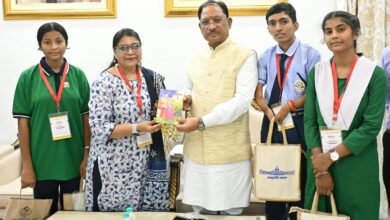 राष्ट्रपति से भेंट कर लौटे प्रतिभावान विद्यार्थियों ने मुख्यमंत्री श्री विष्णु देव साय से की सौजन्य मुलाकात राष्ट्रपति से भेंट कर लौटे प्रतिभावान विद्यार्थियों ने मुख्यमंत्री श्री विष्णु देव साय से की सौजन्य मुलाकात