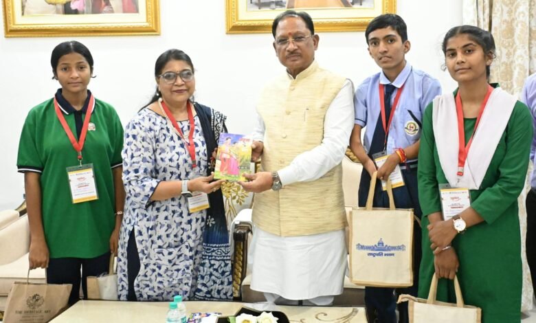 राष्ट्रपति से भेंट कर लौटे प्रतिभावान विद्यार्थियों ने मुख्यमंत्री श्री विष्णु देव साय से की सौजन्य मुलाकात राष्ट्रपति से भेंट कर लौटे प्रतिभावान विद्यार्थियों ने मुख्यमंत्री श्री विष्णु देव साय से की सौजन्य मुलाकात