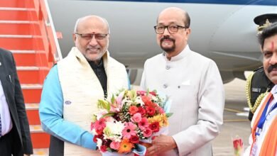 राज्यपाल श्री डेका ने उपराष्ट्रपति श्री राधाकृष्णन का किया आत्मीय स्वागत राज्यपाल श्री डेका ने उपराष्ट्रपति श्री राधाकृष्णन का किया आत्मीय स्वागत