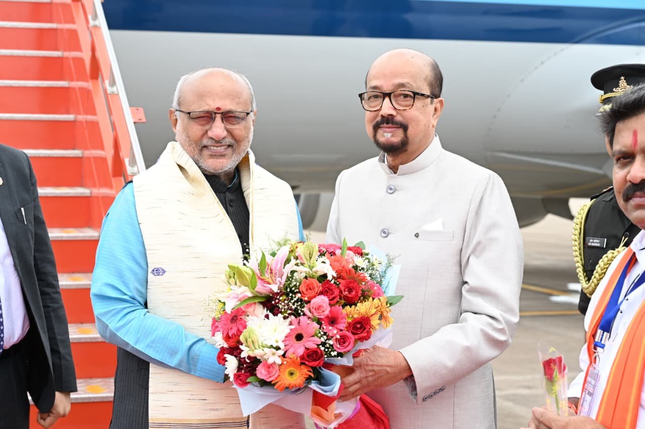 राज्यपाल श्री डेका ने उपराष्ट्रपति श्री राधाकृष्णन का किया आत्मीय स्वागत राज्यपाल श्री डेका ने उपराष्ट्रपति श्री राधाकृष्णन का किया आत्मीय स्वागत
