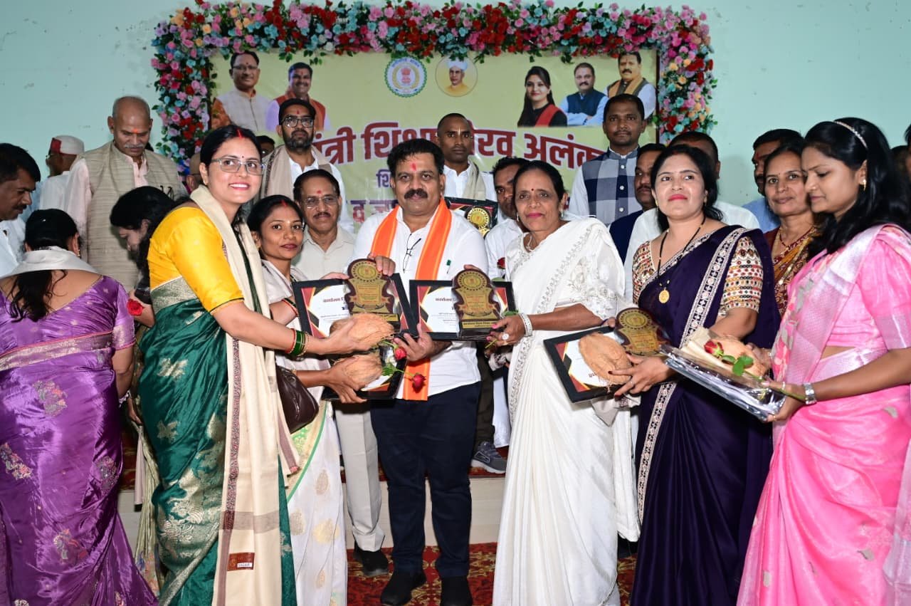 शिक्षकों का समाज में स्थान सदैव आदरणीय एवं अग्रणी-उप मुख्यमंत्री एवं कवर्धा विधायक विजय शर्मा शिक्षकों का समाज में स्थान सदैव आदरणीय एवं अग्रणी-उप मुख्यमंत्री एवं कवर्धा विधायक विजय शर्मा