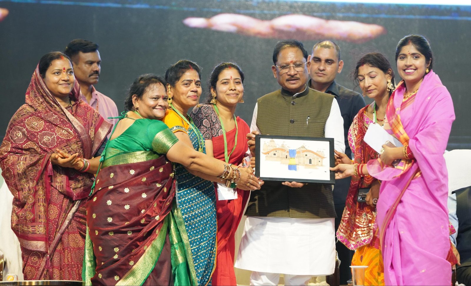 बहतराई स्टेडियम में गूंजा तीजा तिहार का उल्लास, मुख्यमंत्री श्री विष्णु देव साय ने बहनों संग साझा की पर्व की खुशियां बहतराई स्टेडियम में गूंजा तीजा तिहार का उल्लास, मुख्यमंत्री श्री विष्णु देव साय ने बहनों संग साझा की पर्व की खुशियां