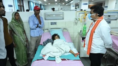 उप मुख्यमंत्री श्री विजय शर्मा ने एम्स रायपुर में महाराष्ट्र सड़क हादसे के घायलों से की मुलाकात