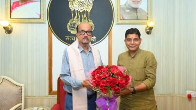 राज्यपाल श्री रमेन डेका से मंत्री श्री टंकराम वर्मा ने की सौजन्य भेंट