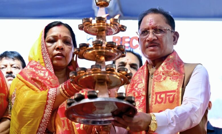 सवा लाख ‘आशीर्वाद के दीपों’ से जगमगाया खारुन तट, प्रधानमंत्री श्री नरेंद्र मोदी के स्वस्थ और दीर्घायु जीवन के लिए हुई महाआरती सवा लाख ‘आशीर्वाद के दीपों’ से जगमगाया खारुन तट, प्रधानमंत्री श्री नरेंद्र मोदी के स्वस्थ और दीर्घायु जीवन के लिए हुई महाआरती