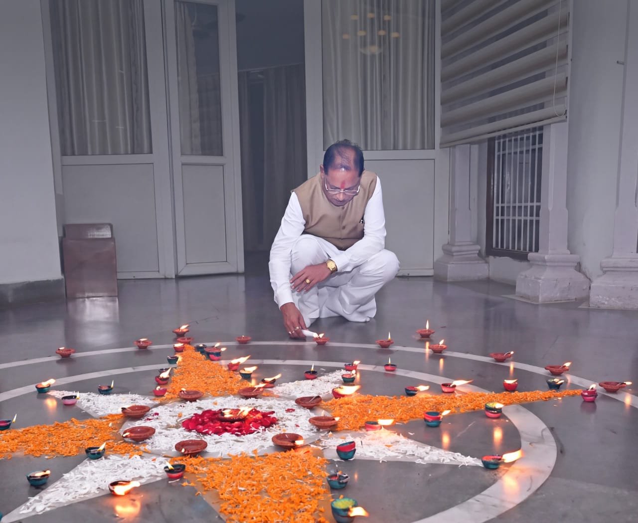 प्रधानमंत्री श्री नरेंद्र मोदी के जन्मदिवस पर मुख्यमंत्री श्री विष्णु देव साय ने अपने निवास पर जलाया ‘आशीर्वाद का दीया’ प्रधानमंत्री श्री नरेंद्र मोदी के जन्मदिवस पर मुख्यमंत्री श्री विष्णु देव साय ने अपने निवास पर जलाया ‘आशीर्वाद का दीया’