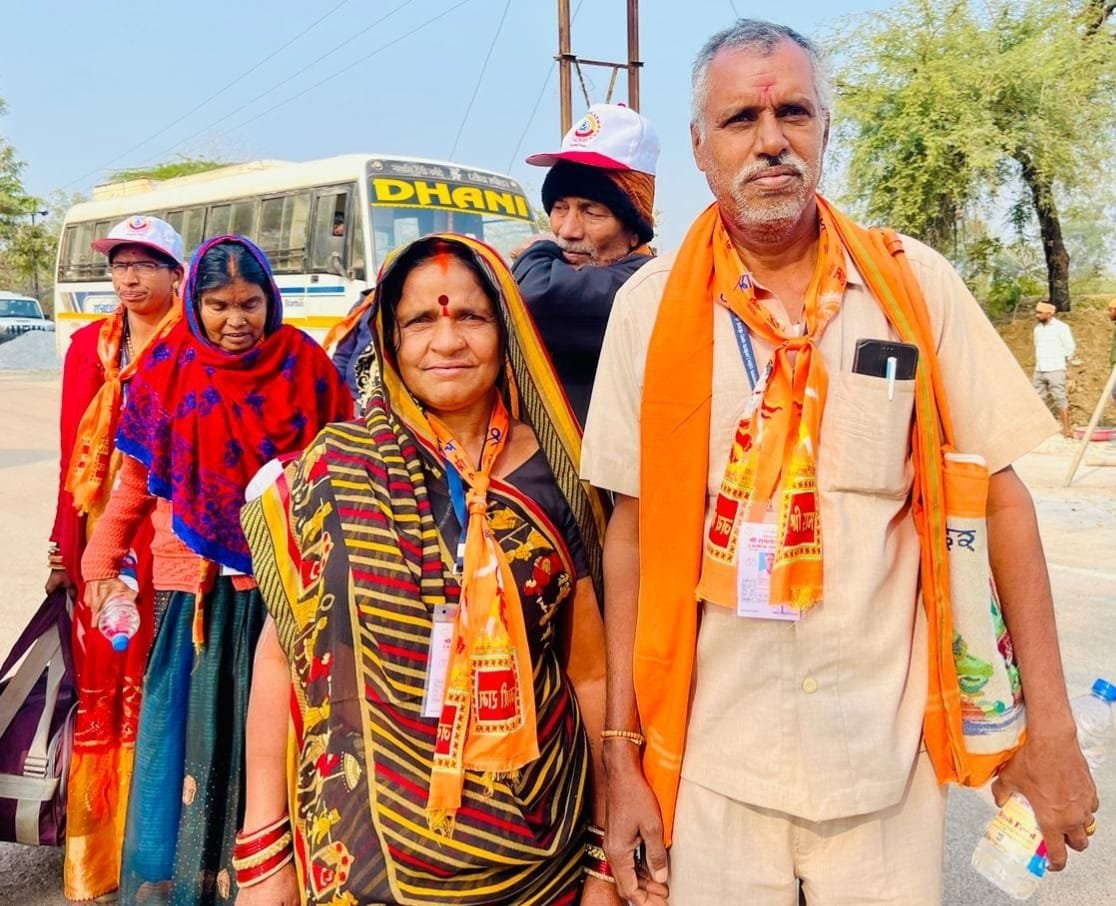 मन में बरसों से बसी थी रामलला के दर्शन की आस, साय सरकार की योजना से पूरा हुआ डोमन-पार्वती का सपना मन में बरसों से बसी थी रामलला के दर्शन की आस, साय सरकार की योजना से पूरा हुआ डोमन-पार्वती का सपना