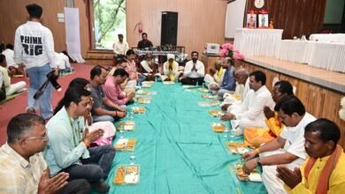नेवता भोज में दिखी सामाजिक समरसता की मिसाल, एक साथ बैठे बैगा पुजारी, जनप्रतिनिधि और अधिकारी