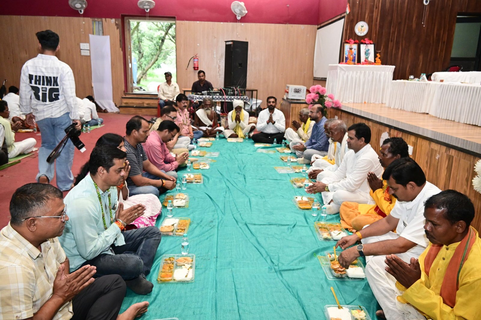 नेवता भोज में दिखी सामाजिक समरसता की मिसाल, एक साथ बैठे बैगा पुजारी, जनप्रतिनिधि और अधिकारी नेवता भोज में दिखी सामाजिक समरसता की मिसाल, एक साथ बैठे बैगा पुजारी, जनप्रतिनिधि और अधिकारी
