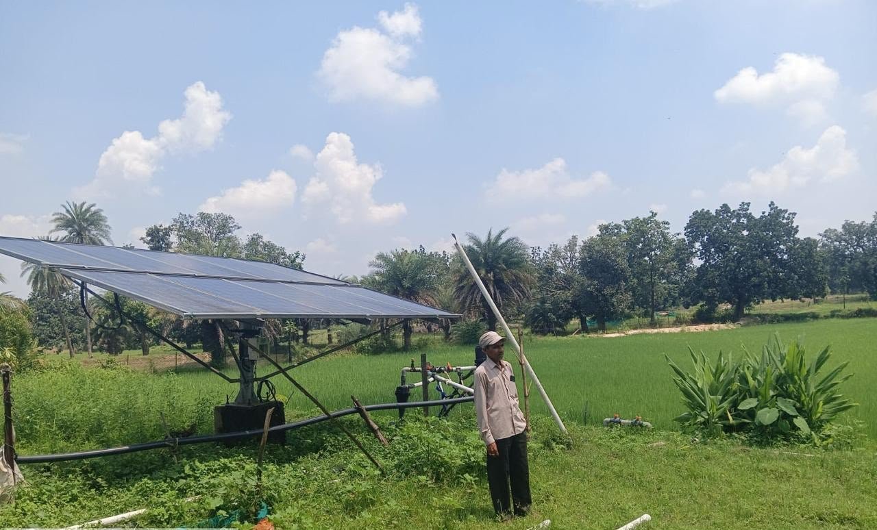 सौर सुजला योजना से बदली किसान चरण सिंह की खेती की तस्वीर सौर सुजला योजना से बदली किसान चरण सिंह की खेती की तस्वीर