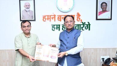 राजभाषा आयोग के अध्यक्ष श्री प्रभात मिश्रा ने मुख्यमंत्री श्री विष्णु देव साय से की भेंटबेमेतरा में 26-27 सितंबर को होने वाले प्रांतीय राजभाषा सम्मेलन में शामिल होने का दिया न्योता