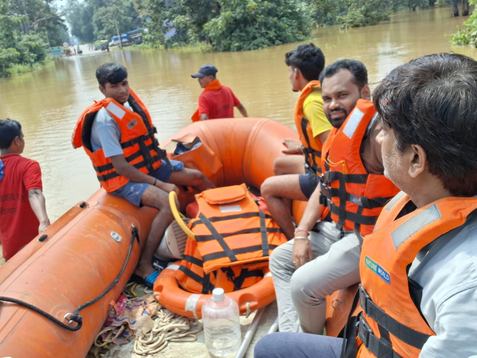 नेलसनार में बाढ़ के बीच जिला प्रशासन की मानवीय पहल, बाढ़ में फंसे यात्रियों को कराया भोजन नेलसनार में बाढ़ के बीच जिला प्रशासन की मानवीय पहल, बाढ़ में फंसे यात्रियों को कराया भोजन