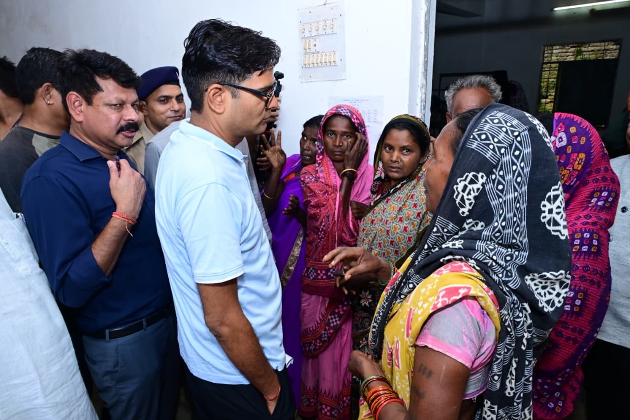 बाढ़ की मुश्किल घड़ी में अपनों के बीच पहुंचे वित्त मंत्री श्री ओ.पी. चौधरी बाढ़ की मुश्किल घड़ी में अपनों के बीच पहुंचे वित्त मंत्री श्री ओ.पी. चौधरी