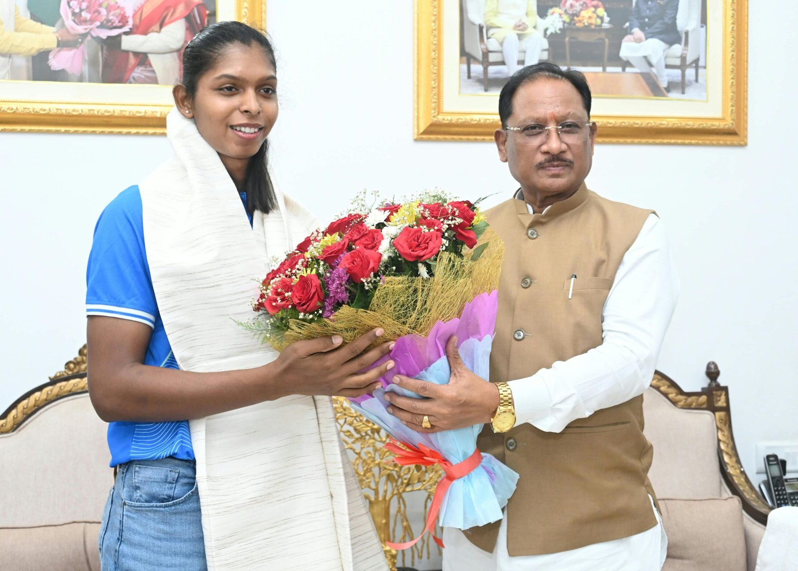 एशियन गेम्स की स्वर्ण पदक विजेता टीम की संजू देवी को मुख्यमंत्री श्री विष्णु देव साय ने 51 लाख रुपए की प्रोत्साहन राशि देने की घोषणा की