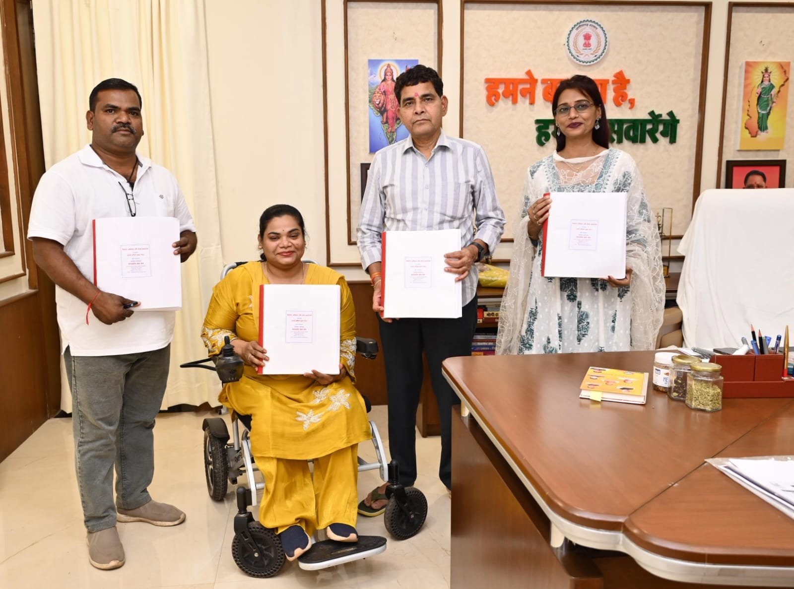 ब्रेल पुस्तक से दृष्टिबाधित विद्यार्थियों को कानूनी अधिकारों और शासकीय योजनाओं की मिलेगी जानकारी – राजस्व मंत्री श्री टंक राम वर्मा ब्रेल पुस्तक से दृष्टिबाधित विद्यार्थियों को कानूनी अधिकारों और शासकीय योजनाओं की मिलेगी जानकारी – राजस्व मंत्री श्री टंक राम वर्मा