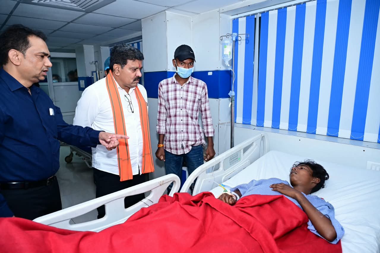 उप मुख्यमंत्री श्री विजय शर्मा ने अस्पताल पहुंचकर जाना सड़क हादसे में घायलों का हाल उप मुख्यमंत्री श्री विजय शर्मा ने अस्पताल पहुंचकर जाना सड़क हादसे में घायलों का हाल