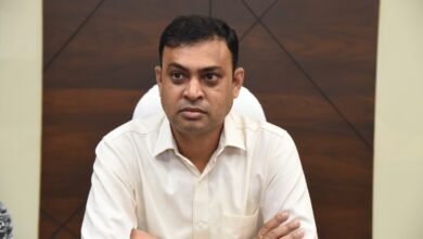 राज्यपाल श्री डेका ने गांधी जयंती पर की साफ-सफाई