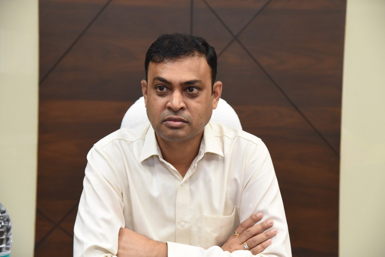 राज्यपाल श्री डेका ने गांधी जयंती पर की साफ-सफाई