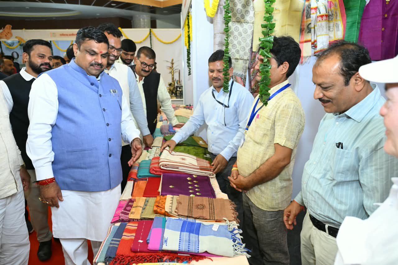 खादी और स्थानीय उत्पादों के अधिकाधिक उपयोग पर जोर – मंत्री श्री गजेन्द्र यादव खादी और स्थानीय उत्पादों के अधिकाधिक उपयोग पर जोर – मंत्री श्री गजेन्द्र यादव