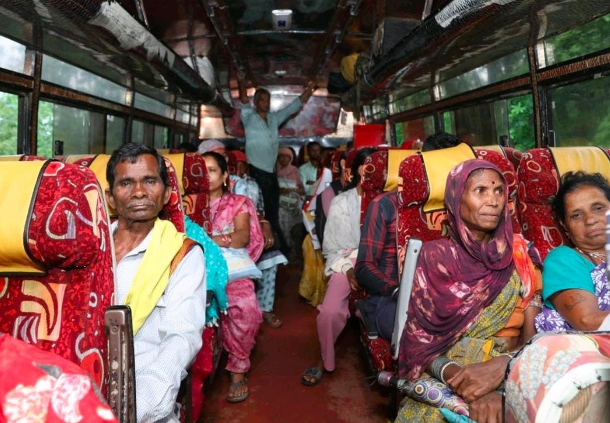 बस्तर-सरगुजा के दुर्गम अंचलों में आवागमन की नई राह, 13 जिलों के 106 मार्गों पर दौड़ रहीं 107 बसें बस्तर-सरगुजा के दुर्गम अंचलों में आवागमन की नई राह, 13 जिलों के 106 मार्गों पर दौड़ रहीं 107 बसें