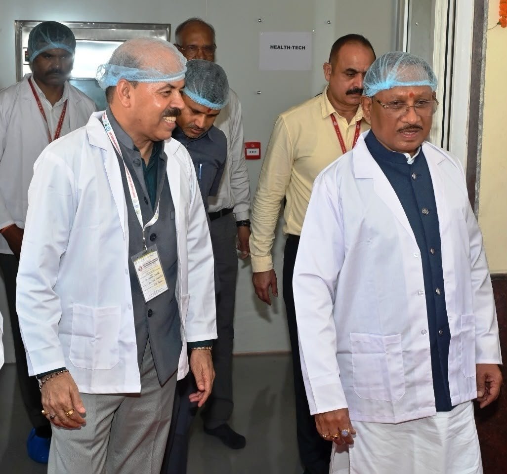 इंदिरा गांधी कृषि विश्वविद्यालय, परिसर में अत्याधुनिक बायोसेफ्टी प्रयोगशाला स्थापित* *छत्तीसगढ़ में जैव-सुरक्षा अनुसंधान को मिलेगी नई ऊंचाई, बीएसएल-3 प्रयोगशाला से खुलेंगे वैज्ञानिक नवाचार के नए द्वार : मुख्यमंत्री श्री विष्णु देव साय इंदिरा गांधी कृषि विश्वविद्यालय, परिसर में अत्याधुनिक बायोसेफ्टी प्रयोगशाला स्थापित* *छत्तीसगढ़ में जैव-सुरक्षा अनुसंधान को मिलेगी नई ऊंचाई, बीएसएल-3 प्रयोगशाला से खुलेंगे वैज्ञानिक नवाचार के नए द्वार : मुख्यमंत्री श्री विष्णु देव साय