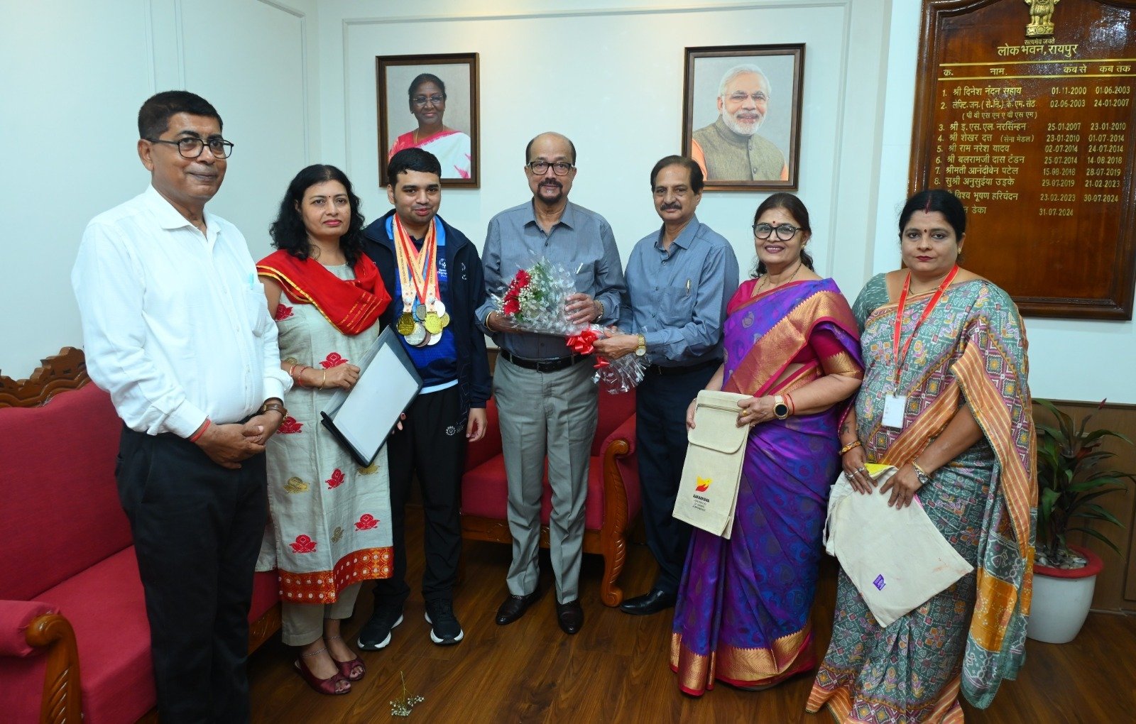 राज्यपाल श्री डेका ने की विशेष ओलंपिक में स्वर्ण पदक विजेता इभानन साहू की सराहना राज्यपाल श्री डेका ने की विशेष ओलंपिक में स्वर्ण पदक विजेता इभानन साहू की सराहना