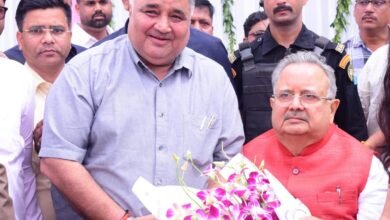विधानसभा अध्यक्ष डॉ. रमन सिंह को जन्मदिन की बधाई देने पहुंचे पर्यटन मंत्री श्री राजेश अग्रवाल विधानसभा अध्यक्ष डॉ. रमन सिंह को जन्मदिन की बधाई देने पहुंचे पर्यटन मंत्री श्री राजेश अग्रवाल