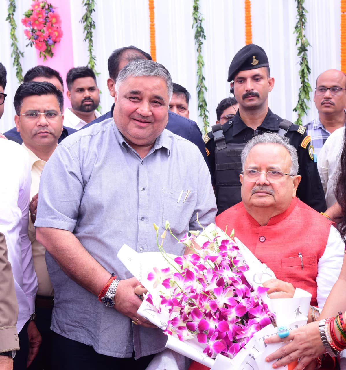 विधानसभा अध्यक्ष डॉ. रमन सिंह को जन्मदिन की बधाई देने पहुंचे पर्यटन मंत्री श्री राजेश अग्रवाल विधानसभा अध्यक्ष डॉ. रमन सिंह को जन्मदिन की बधाई देने पहुंचे पर्यटन मंत्री श्री राजेश अग्रवाल