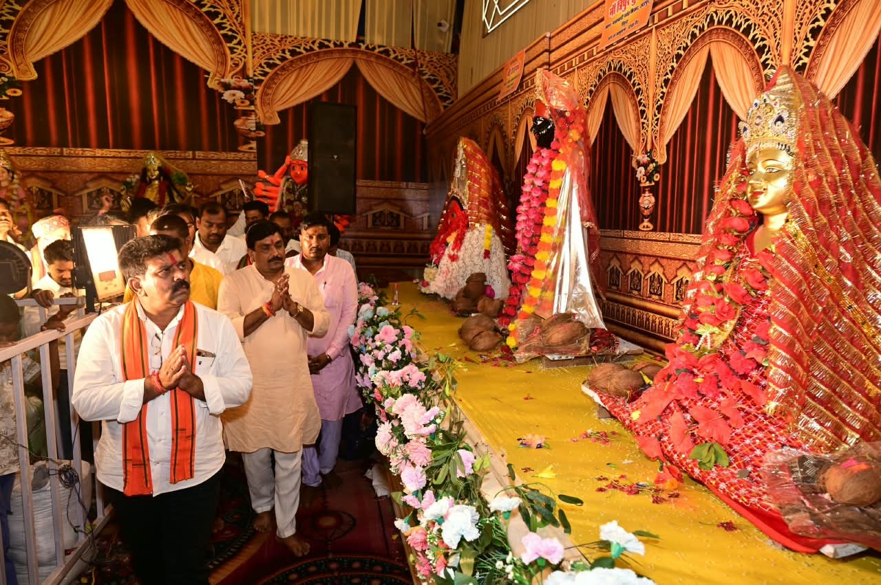 देवी पंडाल बने जनसमस्या निवारण के केंद्र, उप मुख्यमंत्री श्री विजय शर्मा ने मां दुर्गा के चरणों में बैठकर सुनीं ग्रामीणों की समस्याएं देवी पंडाल बने जनसमस्या निवारण के केंद्र, उप मुख्यमंत्री श्री विजय शर्मा ने मां दुर्गा के चरणों में बैठकर सुनीं ग्रामीणों की समस्याएं