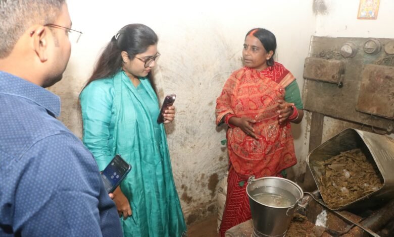 स्वरोजगार से आत्मनिर्भरता की राह पर ग्रामीण महिलाएं