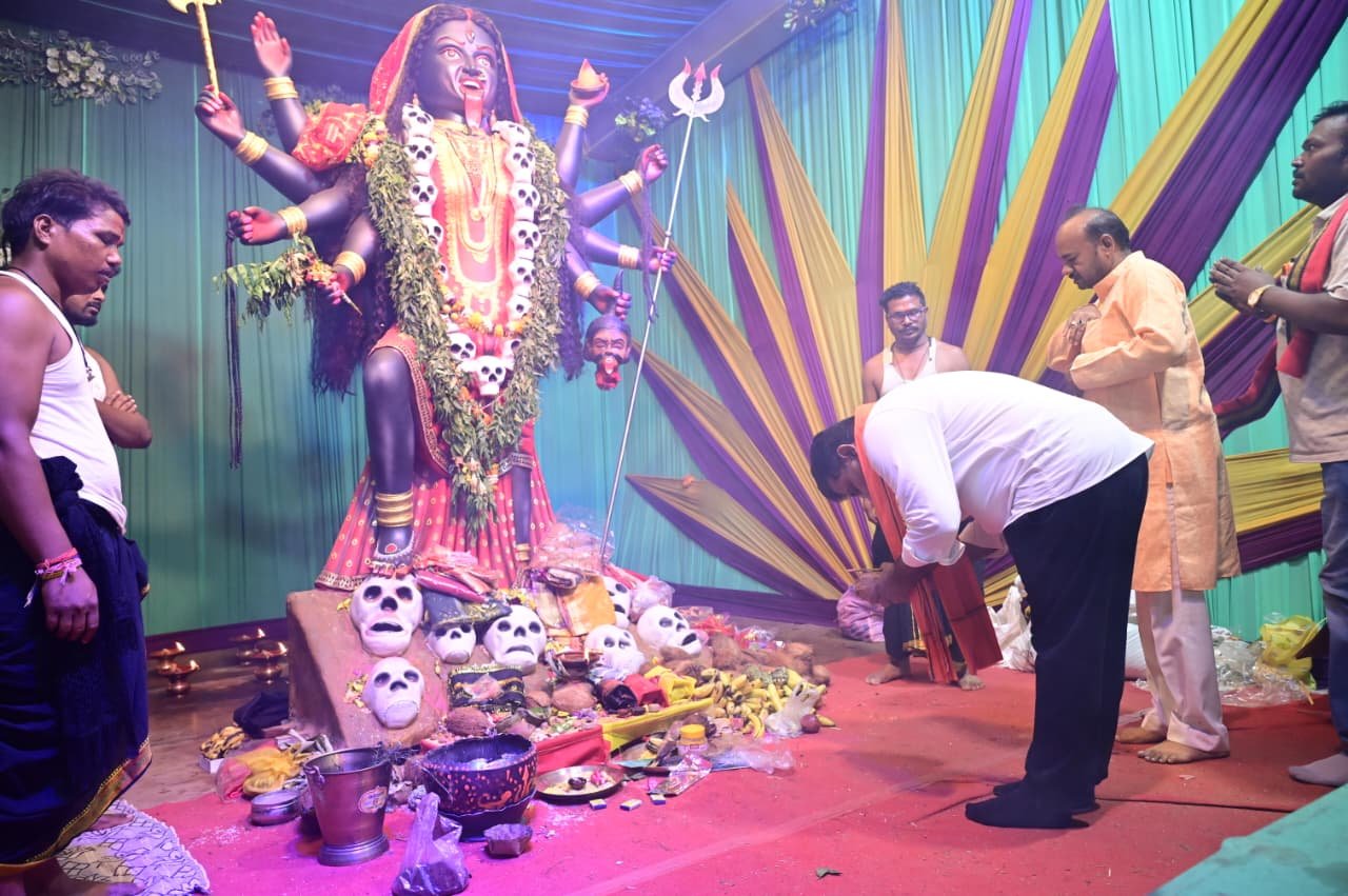 नवरात्रि पर उप मुख्यमंत्री श्री विजय शर्मा ने पिपरिया में विभिन्न दुर्गा उत्सव समितियों के पंडालों में पहुंचकर की पूजा-अर्चना