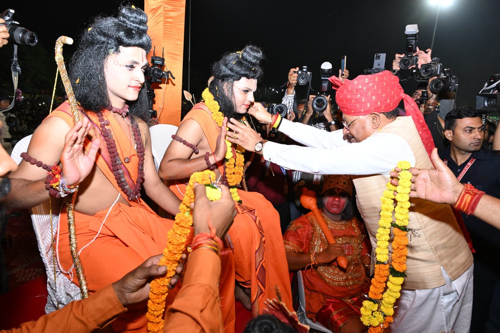मुख्यमंत्री श्री साय ऐतिहासिक रावणभाठा मैदान में आयोजित विजयादशमी उत्सव में हुए शामिल, प्रदेशवासियों को दी दशहरा पर्व की शुभकामनाएं