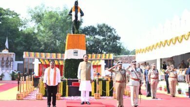 पुलिस स्मृति दिवस पर मुख्यमंत्री ने अमर शहीद जवानों को दी श्रद्धांजलि, शहीद परिवारों का किया सम्मान