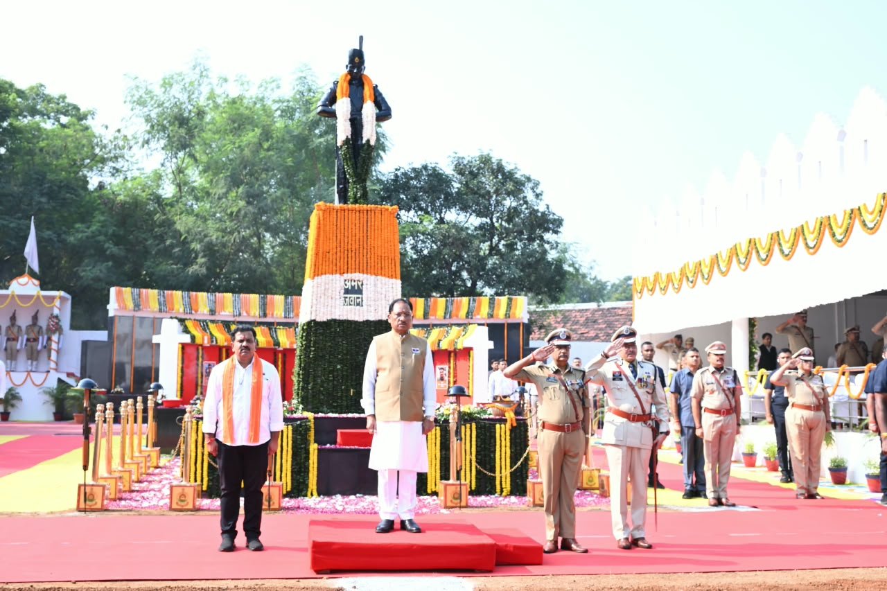 पुलिस स्मृति दिवस पर मुख्यमंत्री ने अमर शहीद जवानों को दी श्रद्धांजलि, शहीद परिवारों का किया सम्मान