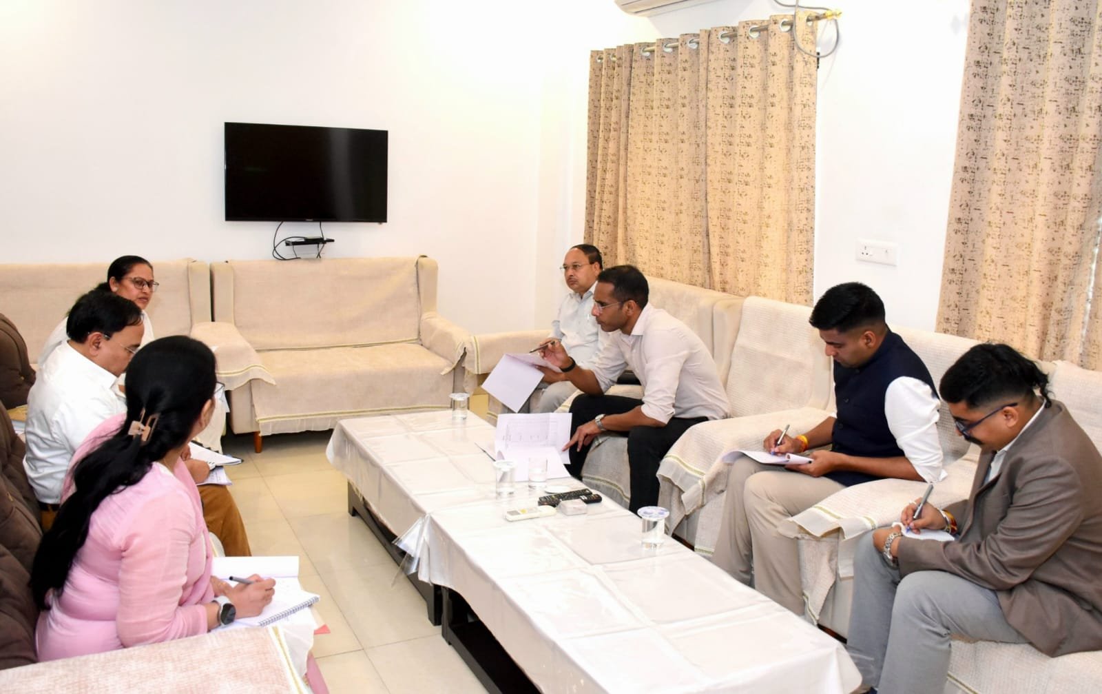लोक निर्माण विभाग के सचिव ने निर्माण कार्यों की प्रगति की समीक्षा की लोक निर्माण विभाग के सचिव ने निर्माण कार्यों की प्रगति की समीक्षा की