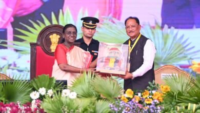 राष्ट्रपति श्रीमती द्रौपदी मुर्मु ने बस्तर दशहरा की अनूठी परंपराओं और जनजातीय संस्कृति की सराहना की राष्ट्रपति श्रीमती द्रौपदी मुर्मु ने बस्तर दशहरा की अनूठी परंपराओं और जनजातीय संस्कृति की सराहना की