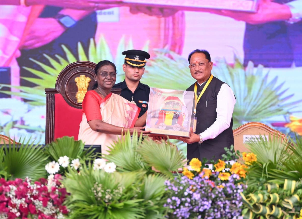 राष्ट्रपति श्रीमती द्रौपदी मुर्मु ने बस्तर दशहरा की अनूठी परंपराओं और जनजातीय संस्कृति की सराहना की