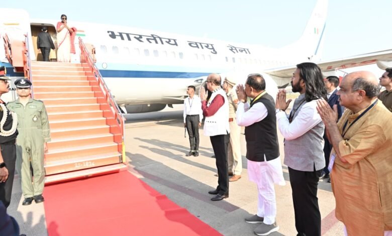 राष्ट्रपति श्रीमती द्रौपदी मुर्मु छत्तीसगढ़ प्रवास के पश्चात रायपुर से हुईं रवाना