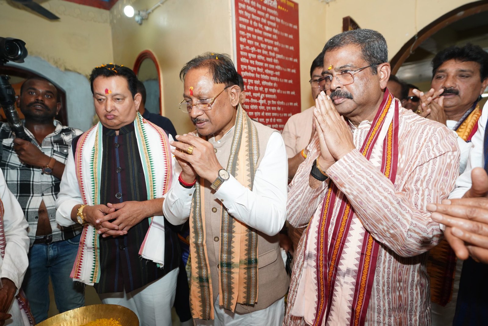 मुख्यमंत्री श्री विष्णु देव साय ने रामचंडी मंदिर में पूजा-अर्चना कर प्रदेश की खुशहाली एवं सुख-समृद्धि की कामना की मुख्यमंत्री श्री विष्णु देव साय ने रामचंडी मंदिर में पूजा-अर्चना कर प्रदेश की खुशहाली एवं सुख-समृद्धि की कामना की