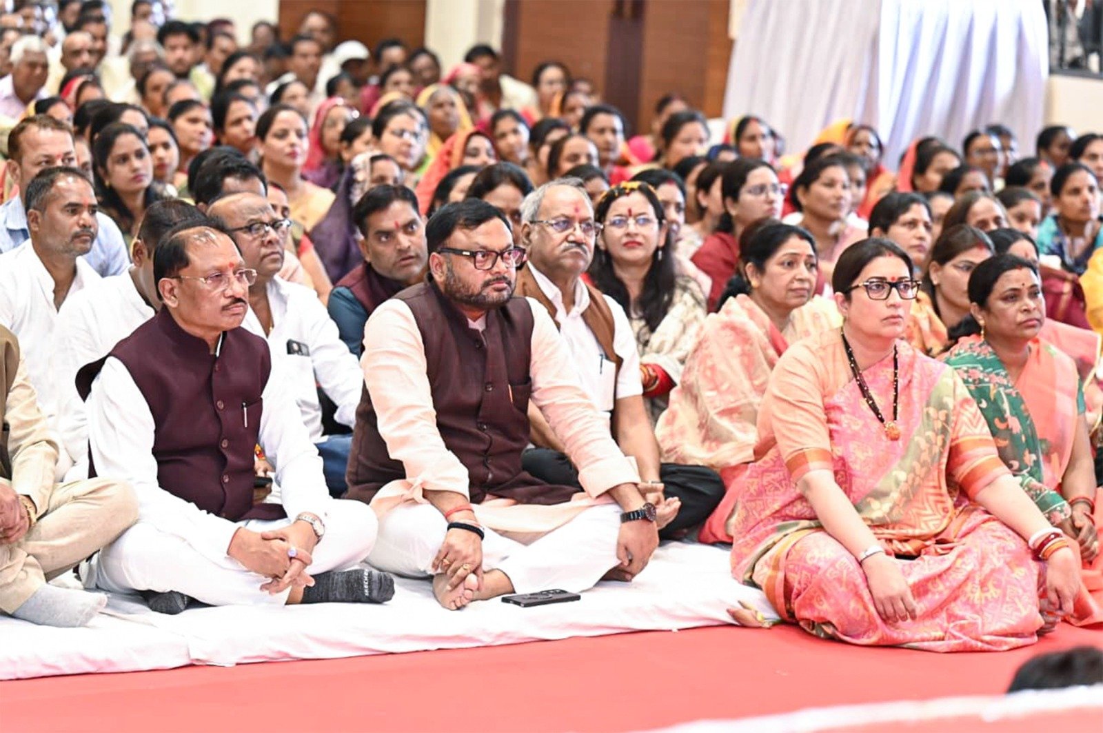 मुख्यमंत्री श्री विष्णु देव साय ने अभनपुर में पूर्व केंद्रीय मंत्री श्रीमती स्मृति ईरानी एवं श्री सिद्धार्थ शंभू के साथ सुनी ‘मन की बात’ की 139वीं कड़ी मुख्यमंत्री श्री विष्णु देव साय ने अभनपुर में पूर्व केंद्रीय मंत्री श्रीमती स्मृति ईरानी एवं श्री सिद्धार्थ शंभू के साथ सुनी ‘मन की बात’ की 139वीं कड़ी