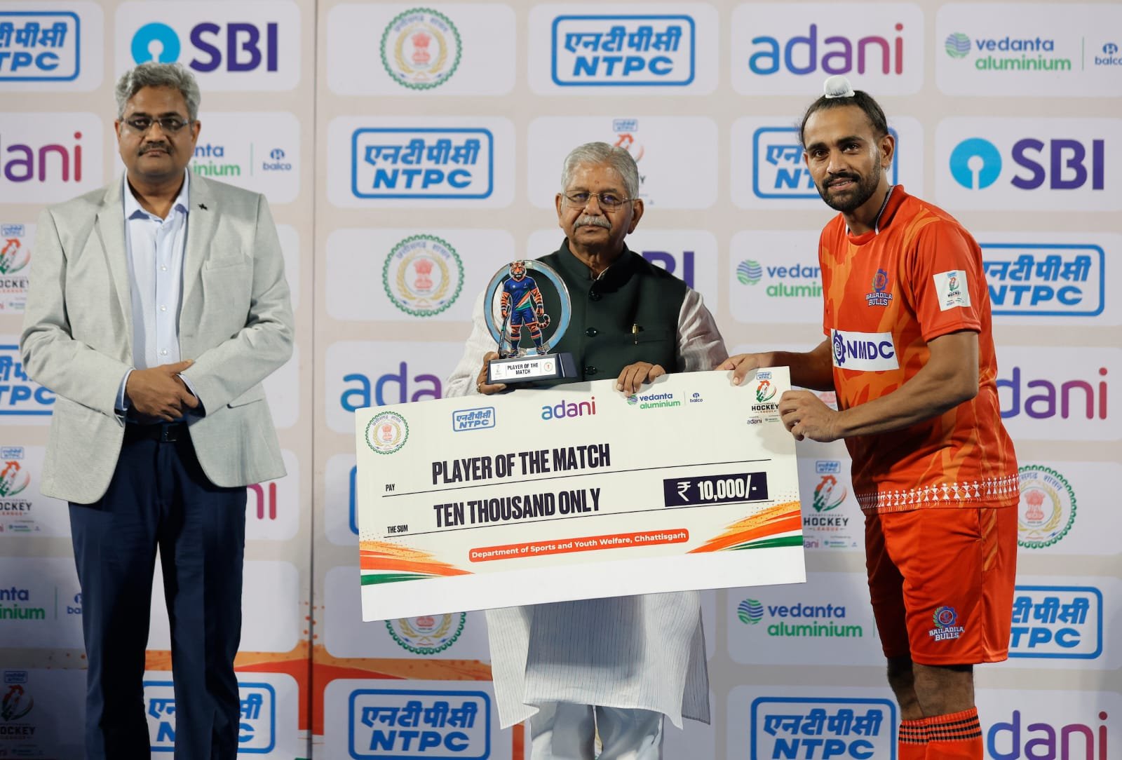 जसकरण सिंह के पांच गोलों के बावजूद बैलाडीला बुल्स जीत से दूर, संस्कारधानी स्ट्राइकर्स ने 5-5 से ड्रॉ कराया मुकाबला जसकरण सिंह के पांच गोलों के बावजूद बैलाडीला बुल्स जीत से दूर, संस्कारधानी स्ट्राइकर्स ने 5-5 से ड्रॉ कराया मुकाबला
