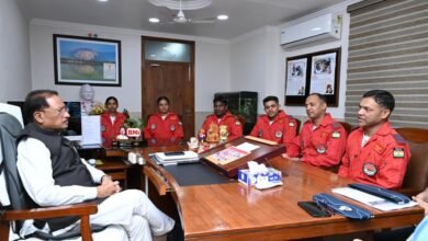 मुख्यमंत्री श्री विष्णु देव साय से भारतीय वायु सेना की सारंग हेलीकॉप्टर डिस्प्ले टीम ने की सौजन्य मुलाकात मुख्यमंत्री श्री विष्णु देव साय से भारतीय वायु सेना की सारंग हेलीकॉप्टर डिस्प्ले टीम ने की सौजन्य मुलाकात